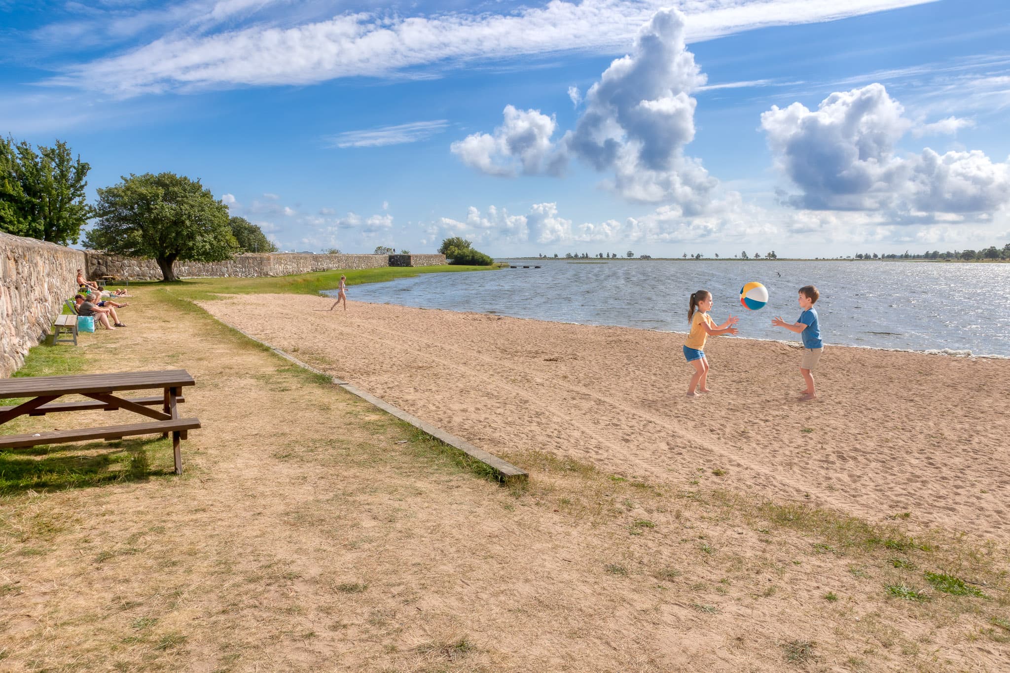 Familj på stranden vid Kristianopel