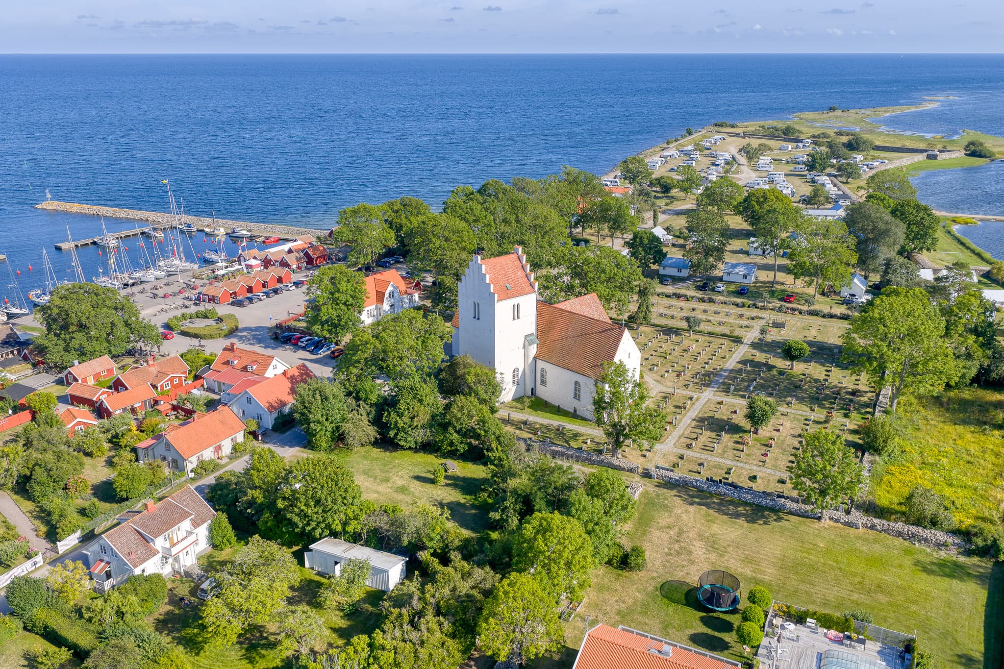 Kristianopels by med kyrka, hamn och traditionella svenska hus